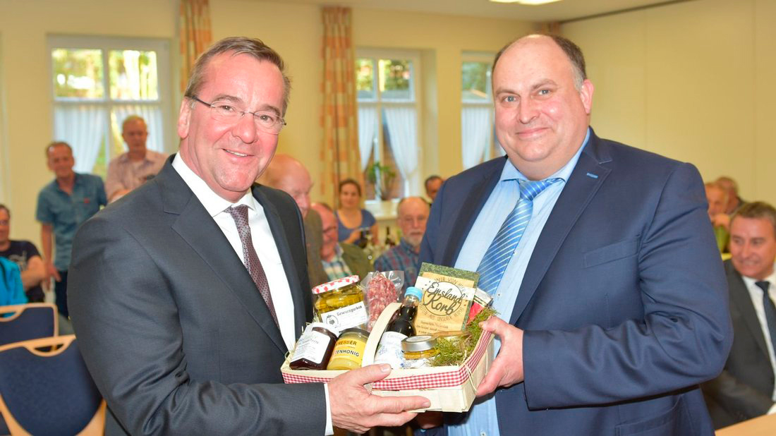 Mit einem Präsentkorb bedankte sich der Vorsitzende des SPD-Ortsvereins Salzbergen, Christian Otten (rechts), beim niedersächsischen Innenminister Boris Pistorius für dessen Auftritt im Gemeindehaus Holsten-Bexten. Foto: Ludger Jungeblut