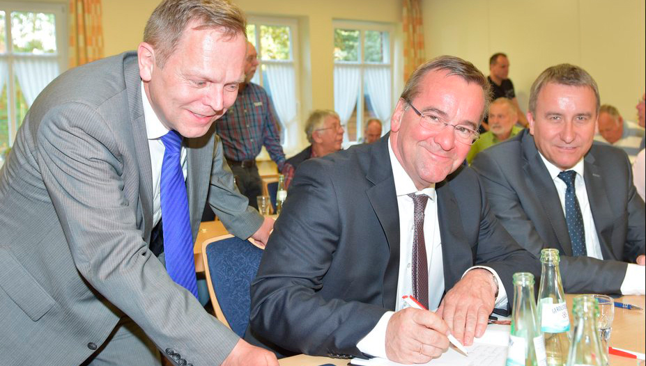 Im Beisein von Bürgermeister Andreas Kaiser (rechts) und des Ortsbürgermeisters von Holsten-Bexten, Franz-Josef Evers (links) trug sich der niedersächsische Innenminister Boris Pistorius (SPD) ins Gästebuch der Gemeinde Salzbergen ein. Foto: Ludger Jungeblut