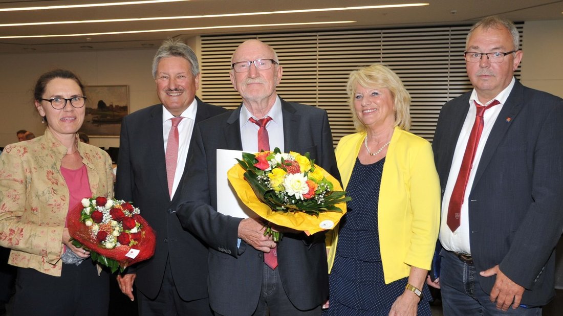 Mit Urkunde und Blumen gratulierten dem Jubilar Willi Jansen (Mitte) SPD-Fraktionschefin Andrea Kötter, Reinhard Winter sowie die Kreistagsvorsitzenden Ulla Haar und Georg Raming-Freesen (von links). Foto: Gerd Schade