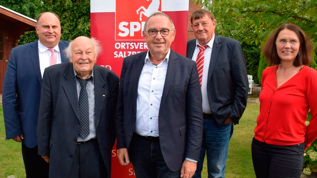 Glückwünsche zum 75-jährigen Parteijubiläum erreichten Karl-Heinz Geile (Zweiter von links) auch vom Ortsvereinsvorsitzenden Christian Otten, Norbert Walter-Borjans, dem Fraktionsvorsitzenden Detlev Walter und der Kreisvorsitzenden Andrea Kötter. Foto Heinz Krüsssel