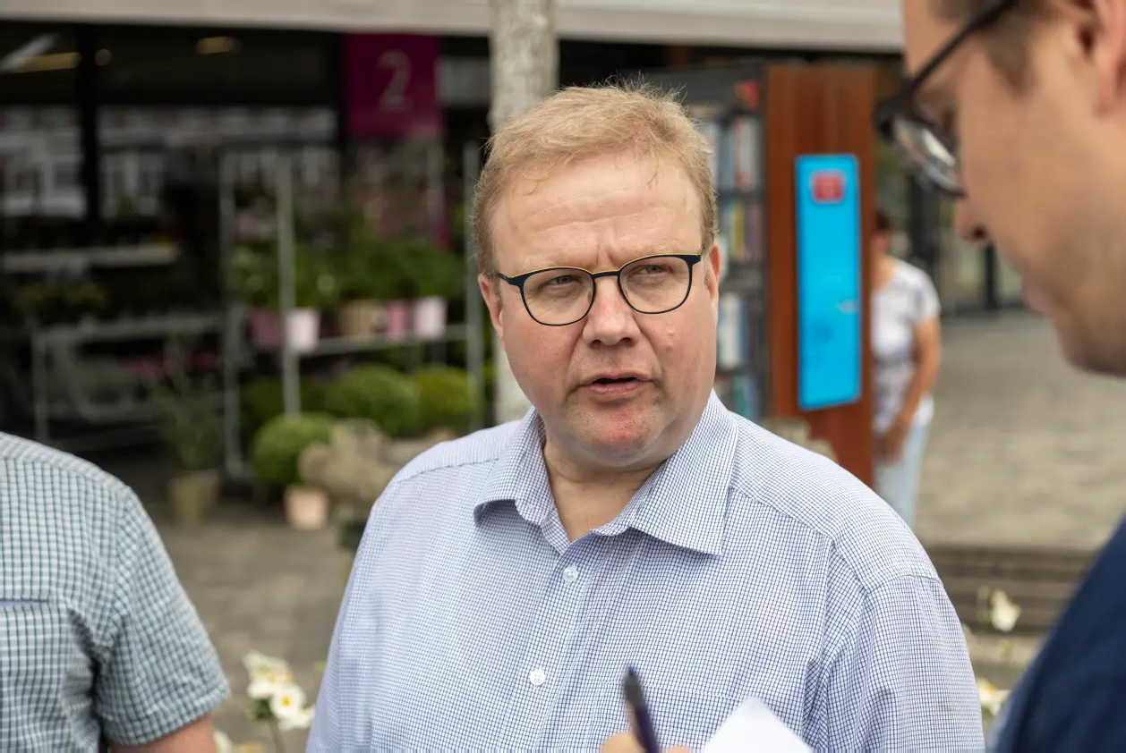 Hermann Hermeling von der CDU wollte ebenfalls Präsenz am Kirchplatz zeigen. FOTO: LARS
SCHRÖER